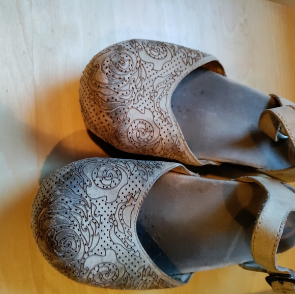 Dansko Heels / Clogs - Picture 2 of 7